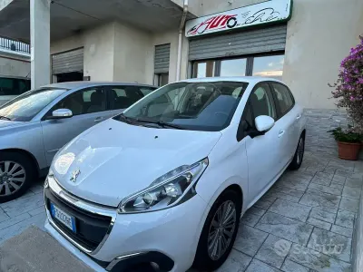 Gebraucht Peugeot 208 Allure 82 PS (60 kW) 2018 Weiß Kleinwagen