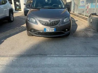 Usata Lancia Ypsilon Gold 69 CV (50 kW) 2022 Grigio Utilitaria