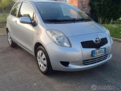 Usata Toyota Yaris Sol 69 CV (50 kW) 2007 Grigio Utilitaria