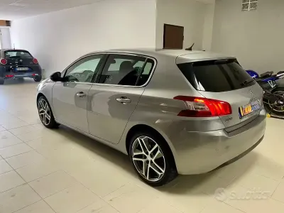 Begagnad Peugeot 308 GT-line 120 HK (88 kW) 2015 Grå Sedan