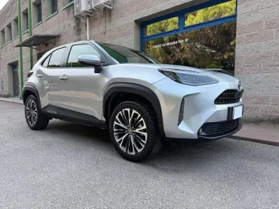 Begagnad Toyota Yaris Cross Lounge 116 HK (85 kW) 2023 Silver SUV