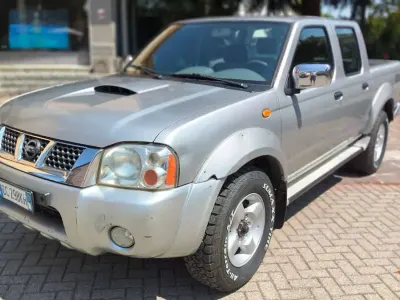 Usata Nissan Navara 133 CV (97 kW) 2002 Argento Pick-up