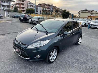 Usata Ford Fiesta Titanium 96 CV (70 kW) 2010 Grigio Utilitaria