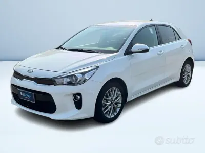 Usata Kia Rio 101 CV (74 kW) 2019 Bianco pastello Berlina