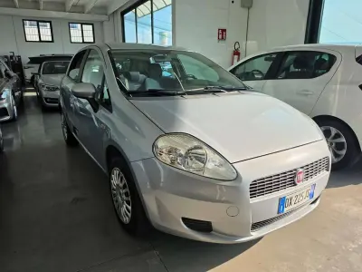 Usata Fiat Grande Punto 77 CV (56 kW) 2009 Argento Utilitaria