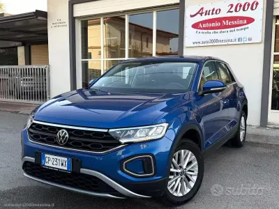 Usata VW T-Roc Life 110 CV (80 kW) 2023 Blu SUV