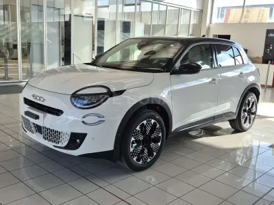 Nuova Fiat 600 La Prima 110 CV (80 kW) 2026 Bicolore bianco tetto nero SUV
