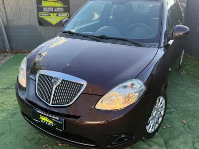 Gebraucht Lancia Ypsilon 77 PS (56 kW) 2011 Violett Kleinwagen
