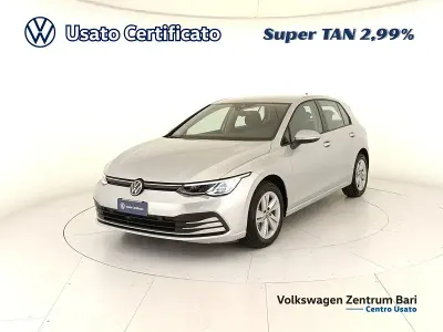 Usata VW Golf VIII Life 116 CV (85 kW) 2024 Argento Berlina
