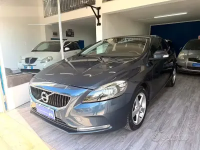Usata Volvo V40 Kinetic 120 CV (88 kW) 2017 Grigio Berlina