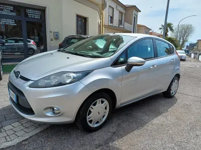 Usado Ford Fiesta 75 HP (55 kW) 2013 Prateado Citadino