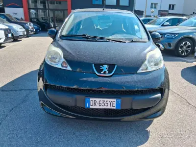 Usata Peugeot 107 68 CV (50 kW) 2008 Nero Utilitaria
