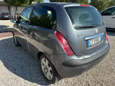 Usata Lancia Ypsilon 60 CV (44 kW) 2005 Grigio Utilitaria
