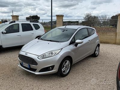 Usata Ford Fiesta Titanium 75 CV (55 kW) 2014 Grigio Utilitaria