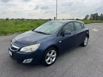 Usata Opel Astra 100 CV (73 kW) 2011 Argento Berlina