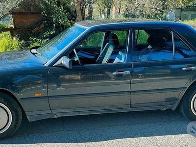 Usata Mercedes E200 122 CV (89 kW) 1988 Grigio Berlina
