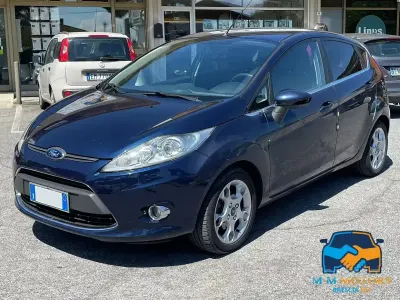 Käytetty Ford Fiesta Titanium 92 HP (67 kW) 2012 Sininen Sedan