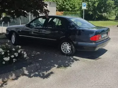 Usata Mercedes E250 Elegance 136 CV (100 kW) 1997 Blu Berlina