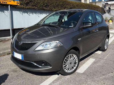 Usata Lancia Ypsilon Silver 69 CV (50 kW) 2017 Grigio Utilitaria