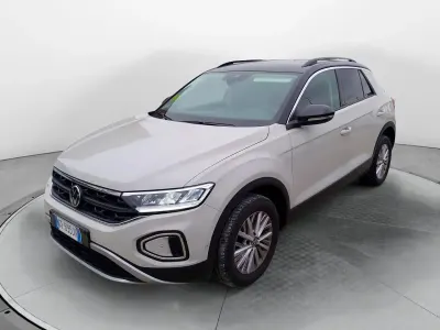 Usata VW T-Roc Life 110 CV (80 kW) 2024 Beige SUV