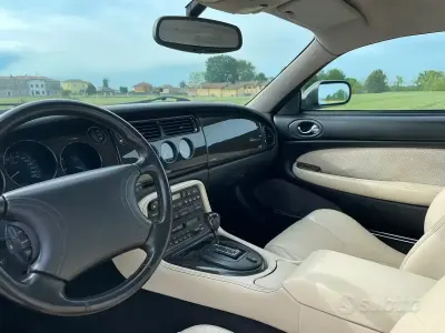 Begagnad Jaguar XK8 284 HK (208 kW) 1997 Grå Sportkupé