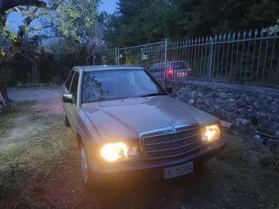 Usata Mercedes 190 105 CV (77 kW) 1987 Marrone Berlina