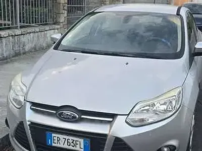 Käytetty Ford Focus 95 HP (69 kW) 2013 Harmaa Sedan