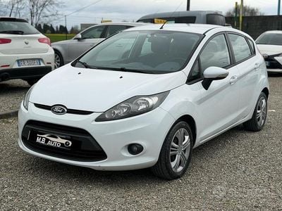 Usata Ford Fiesta 82 CV (60 kW) 2011 Bianco Utilitaria