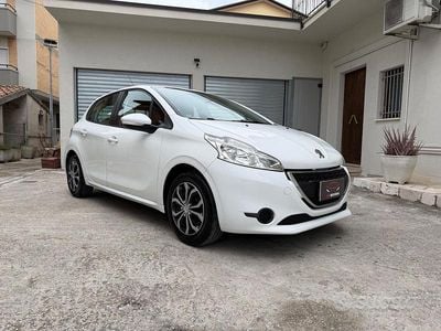 Usata Peugeot 208 68 CV (50 kW) 2013 Bianco Utilitaria