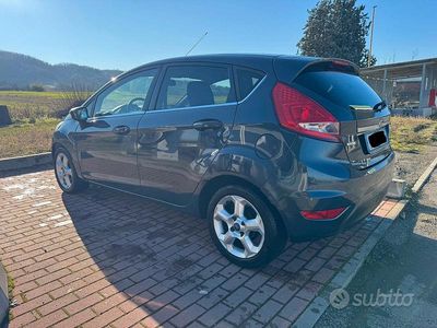 Grigio Usata 2011 Ford Fiesta Titanium Berlina | 2900 € (Buon prezzo)