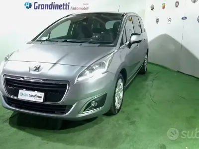 Usado Peugeot 5008 Allure 120 CV (88 kW) 2015 Gris Monovolumen