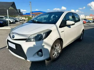 Gebraucht Toyota Yaris Hybrid Lounge 75 PS (55 kW) 2012 Weiß Limousine