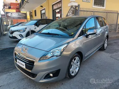 Gebraucht Peugeot 5008 Allure 115 PS (84 kW) 2015 Grau Van / Kleinbus