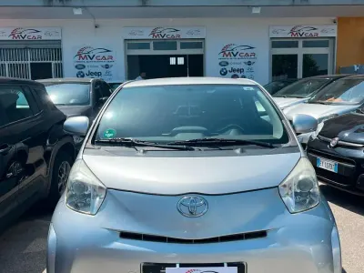 Usata Toyota iQ Sol 68 CV (50 kW) 2010 Argento Utilitaria