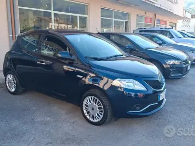 Usata Lancia Ypsilon Gold 69 CV (50 kW) 2017 Blu Utilitaria