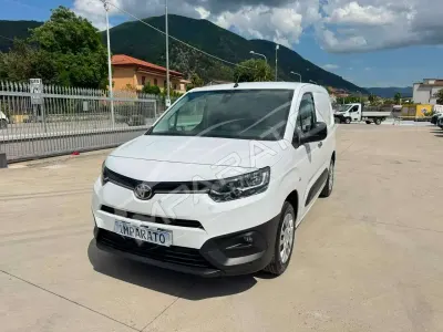 Usata Toyota Proace City Active 102 CV (75 kW) 2023 Bianco Monovolume