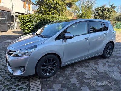Usata Toyota Verso 112 CV (82 kW) 2015 Grigio Monovolume