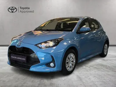 Usata Toyota Yaris Hybrid Active 115 CV (84 kW) 2021 Blu Berlina