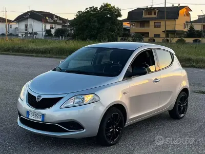 Usata Lancia Ypsilon 95 CV (69 kW) 2017 Grigio Utilitaria