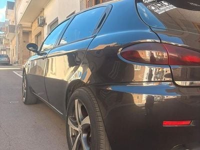 Usata Alfa Romeo 147 116 CV (85 kW) 2005 Nero Utilitaria