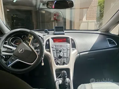 Usata Opel Astra 100 CV (73 kW) 2012 Bianco Berlina