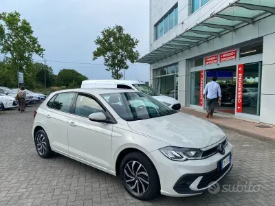 Usata VW Polo Life 95 CV (69 kW) 2023 Grigio Utilitaria