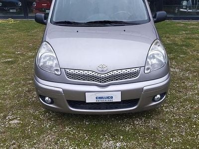 Usata Toyota Yaris Verso Sol 84 CV (61 kW) 2003 Grigio Monovolume