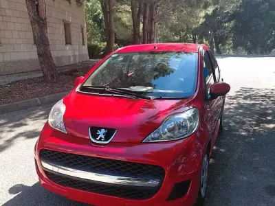 Usata Peugeot 107 68 CV (50 kW) 2010 Rosso Utilitaria
