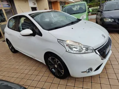 Usata Peugeot 208 Active 68 CV (50 kW) 2014 Bianco Utilitaria