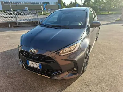 Usata Toyota Yaris Hybrid Lounge 131 CV (96 kW) 2025 Grigio Berlina