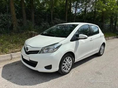 Usata Toyota Yaris Active 69 CV (50 kW) 2012 Bianco Utilitaria