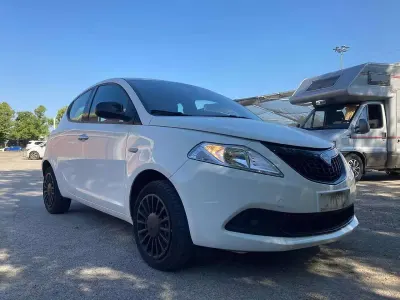 Usata Lancia Ypsilon Silver 69 CV (50 kW) 2023 Bianco Utilitaria