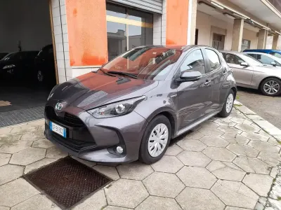 Usata Toyota Yaris Hybrid Business Edition 92 CV (67 kW) 2021 Grigio Berlina
