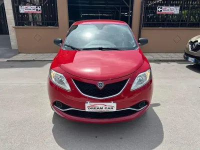 Begagnad Lancia Ypsilon Platinum 85 HK (62 kW) 2016 Röd Halvkombi